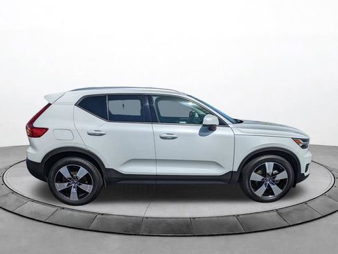 Used 2021 Volvo XC40 T5 Momentum w/ Premium Package image 3