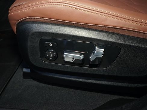 Used 2025 BMW X6 xDrive40i w/ Executive Package image 31