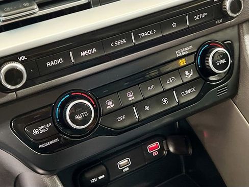 Certified 2022 Kia Niro LX image 15