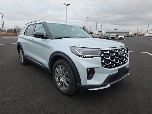 Used 2025 Ford Explorer Platinum image 3