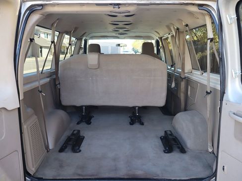 Used 2009 Ford E-350 and Econoline 350 Super Duty Wagon image 14