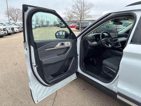Used 2025 Ford Explorer Active AWD/4WD image 10