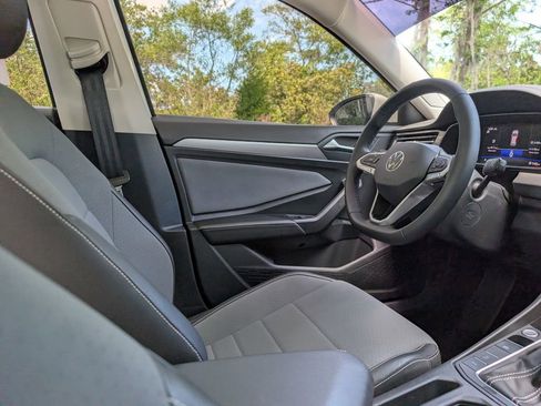 Used 2025 Volkswagen Jetta SE image 14