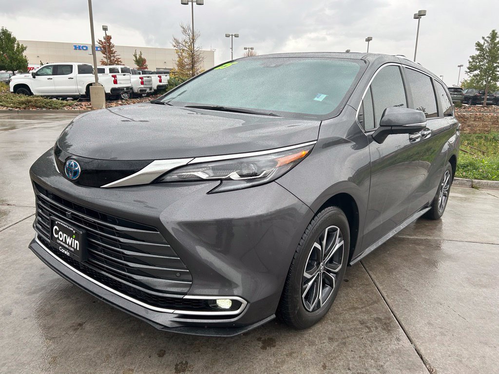 Used 2025 Toyota Sienna Platinum AWD/4WD image 3