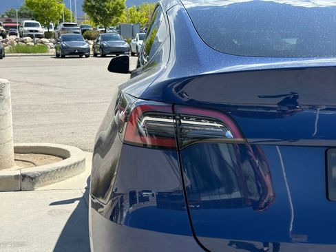 Used 2022 Tesla Model Y Long Range AWD/4WD image 32