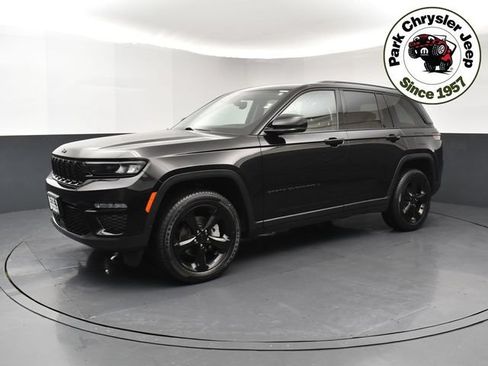 Used 2023 Jeep Grand Cherokee Limited w/ Black Appearance Package AWD/4WD image 3