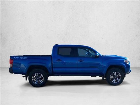 Used 2017 Toyota Tacoma TRD Sport w/ Tow Package (A/T) image 4