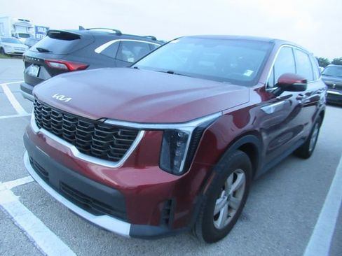 Used 2024 Kia Sorento LX FWD image 3
