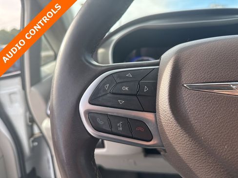 Used 2017 Chrysler Pacifica Touring-L w/ Tire & Wheel Group image 9