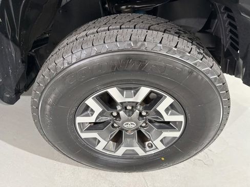 Used 2019 Toyota Tacoma TRD Off-Road w/ Technology Package AWD/4WD image 13