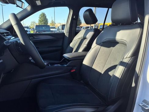 New 2025 Jeep Grand Cherokee Altitude image 11