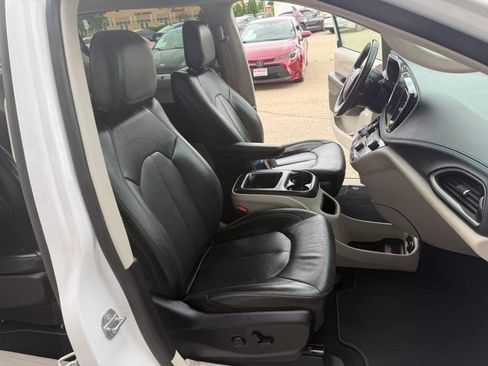 Used 2021 Chrysler Pacifica Touring-L image 21