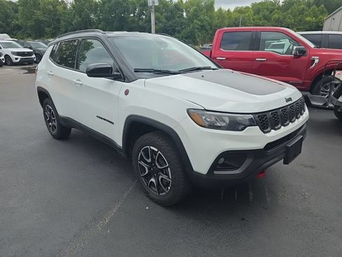 Used 2025 Jeep Compass Trailhawk AWD/4WD image 4