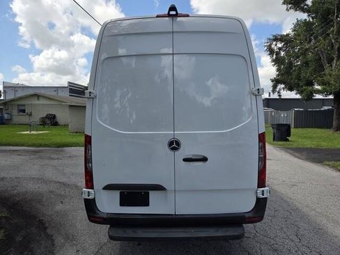 Used 2022 Mercedes-Benz Sprinter 2500 image 14