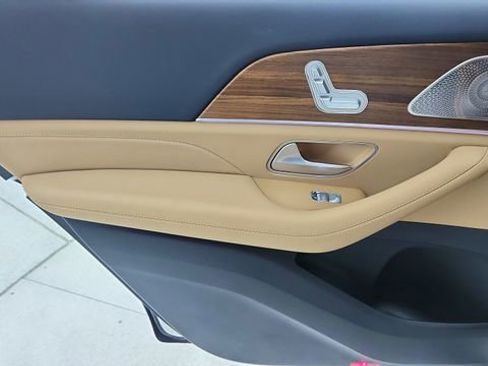 Used 2025 Mercedes-Benz GLS 450 4MATIC image 36