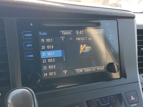 Certified 2016 Toyota Sienna SE FWD image 30
