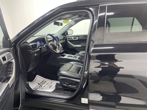 Used 2022 Ford Explorer XLT w/ Equipment Group 202A AWD/4WD image 9