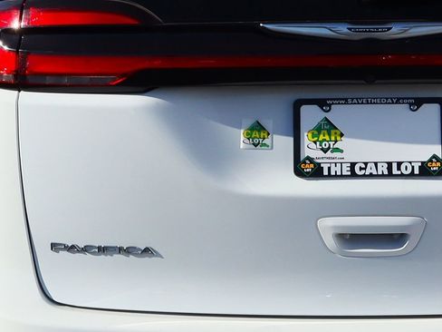 Used 2023 Chrysler Pacifica Touring-L image 19