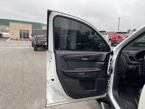 Used 2017 Chevrolet Traverse LT w/ Style and Technology Package image 25