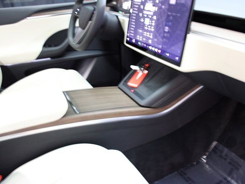 Used 2023 Tesla Model X image 17