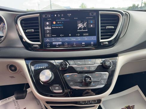 Used 2023 Chrysler Pacifica Touring-L FWD image 31