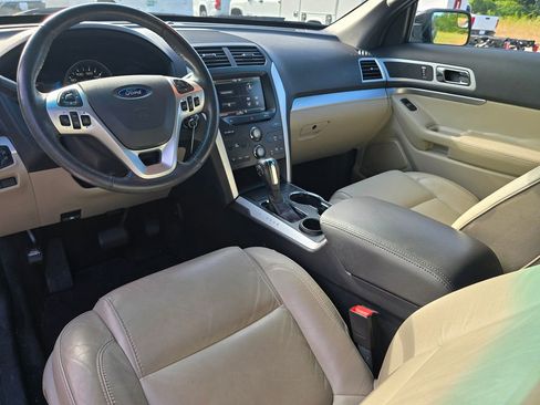 Used 2015 Ford Explorer XLT w/ Equipment Group 202A FWD image 3