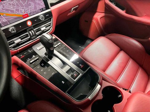 Used 2025 Porsche Macan AWD/4WD image 19
