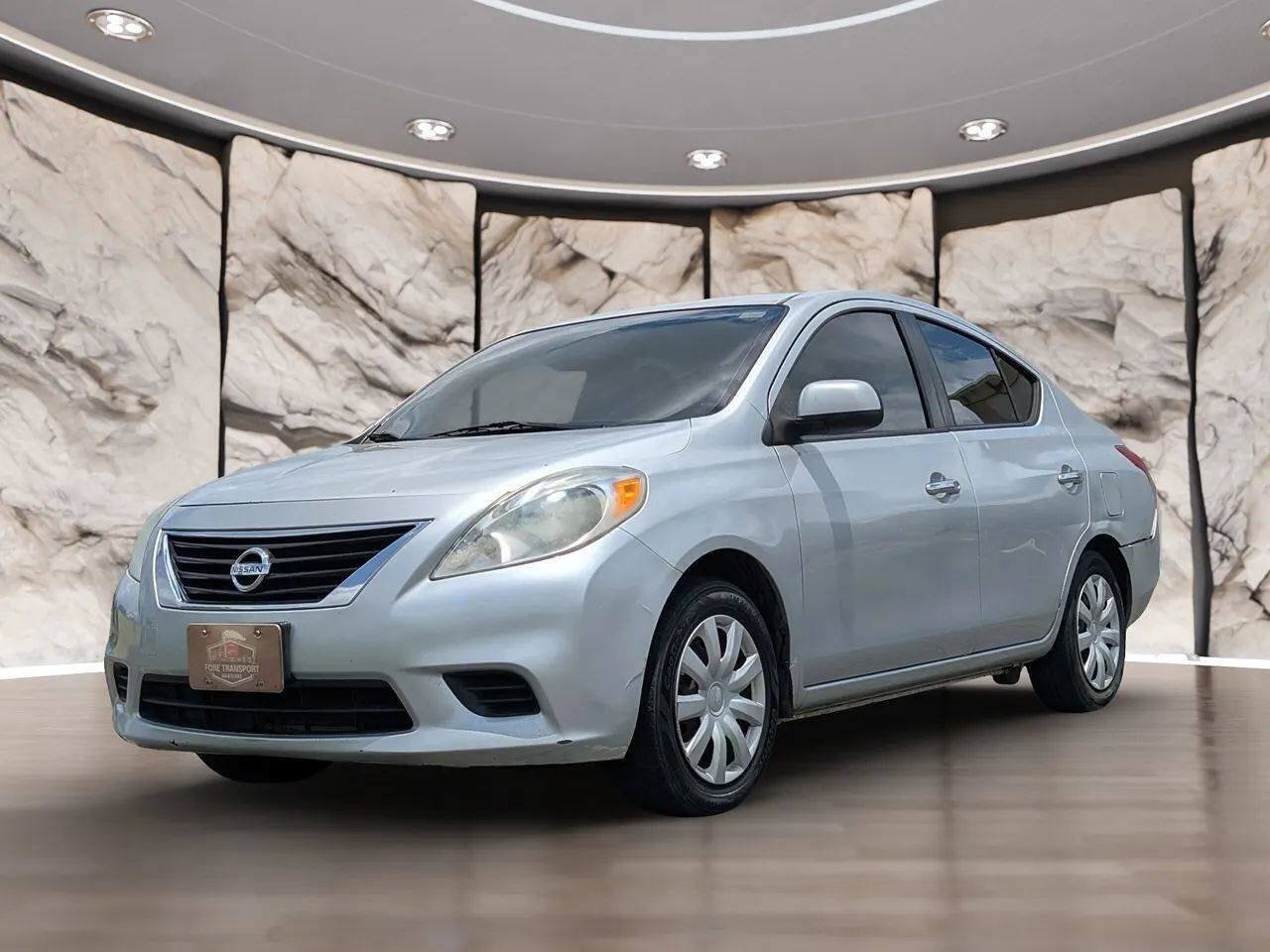 Used 2013 Nissan Versa SV FWD image 2