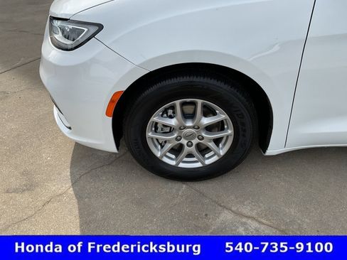 Used 2024 Chrysler Pacifica Touring-L FWD image 10