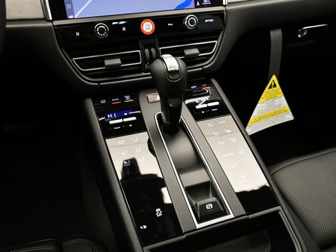 Certified 2026 Porsche Macan AWD/4WD image 33