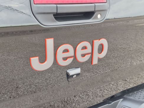 Used 2025 Jeep Gladiator Mojave AWD/4WD image 29