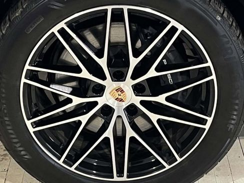 Certified 2025 Porsche Cayenne Coupe image 12