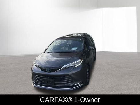Used 2025 Toyota Sienna Platinum AWD/4WD image 1