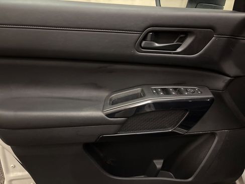 Used 2025 Nissan Pathfinder SV image 9