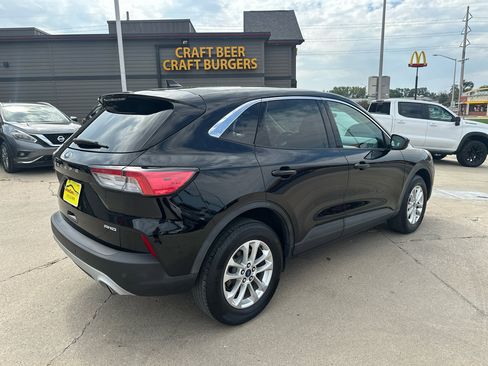 Used 2021 Ford Escape SE image 3