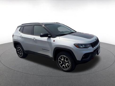 Used 2025 Jeep Compass Trailhawk AWD/4WD image 2