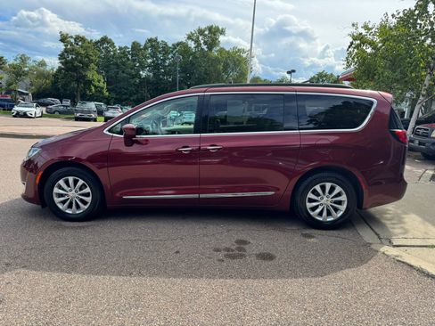 Used 2017 Chrysler Pacifica Touring-L FWD image 4