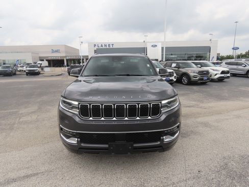 Used 2024 Jeep Wagoneer 4WD w/ Premium Group I image 5