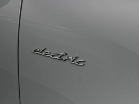 Certified 2025 Porsche Macan Electric RWD image 31