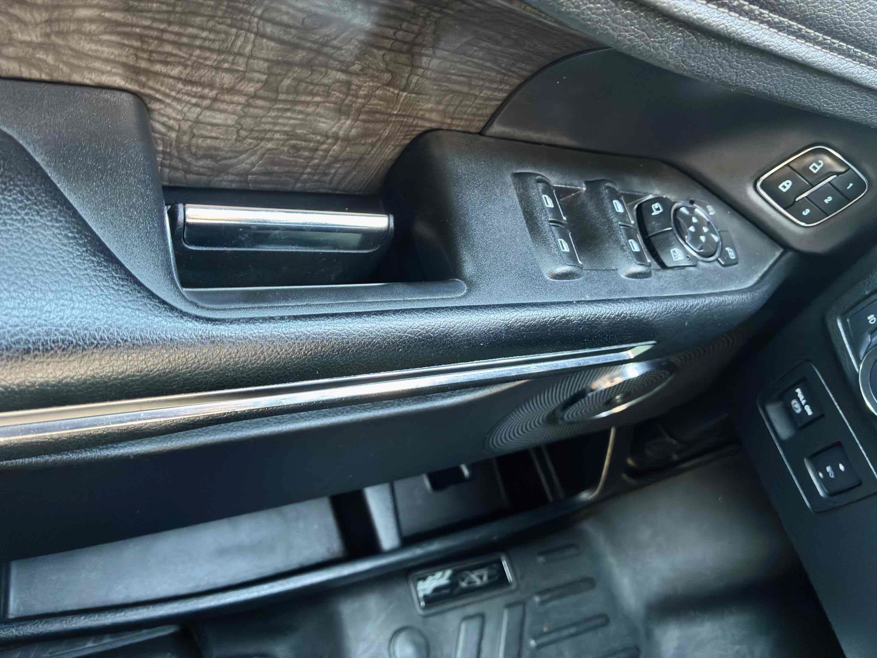 Used 2019 Ford Expedition Limited w/ Equipment Group 301A AWD/4WD image 25