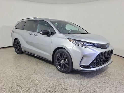 Used 2025 Toyota Sienna XSE w/ XSE Premium Package FWD image 4