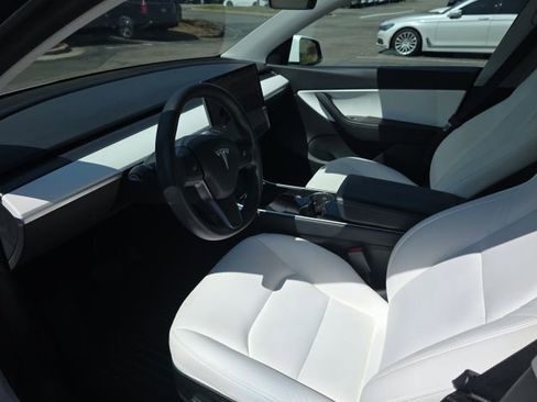 Used 2021 Tesla Model Y Long Range image 19