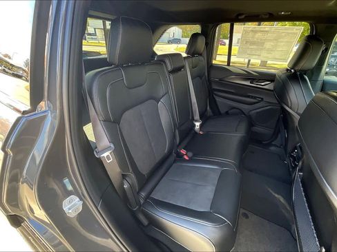 New 2025 Jeep Grand Cherokee Altitude image 21