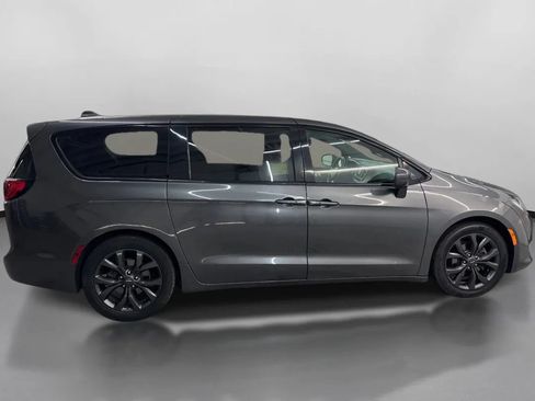 Used 2018 Chrysler Pacifica Touring Plus w/ S Appearance Package FWD image 11