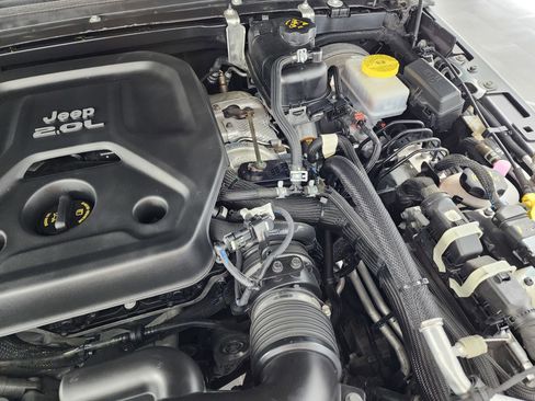 Used 2018 Jeep Wrangler Unlimited Sahara image 16