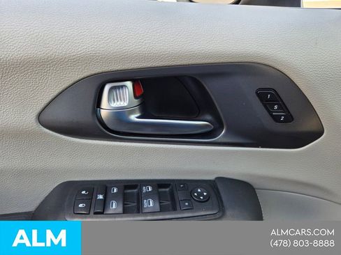 Used 2023 Chrysler Pacifica Touring-L image 32