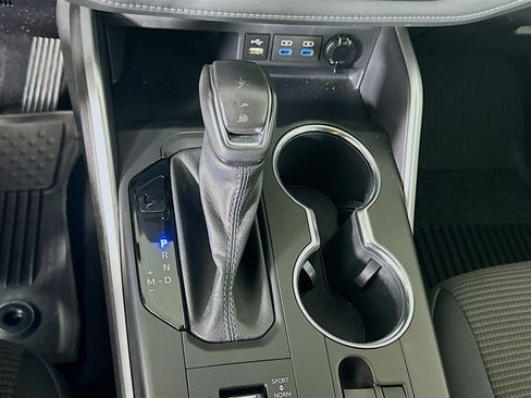 Used 2022 Toyota Highlander LE image 24