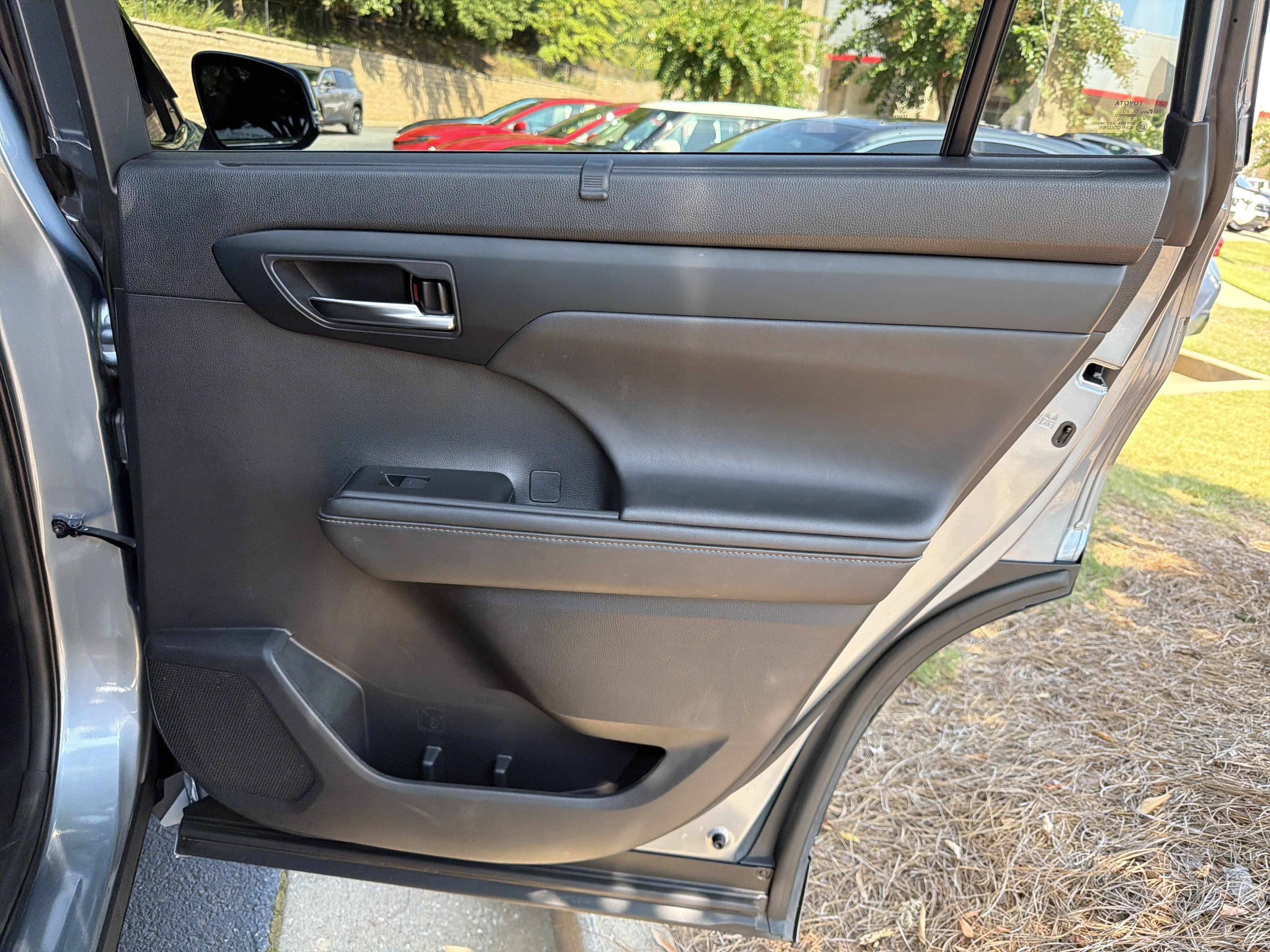 Used 2020 Toyota Highlander XLE FWD image 16