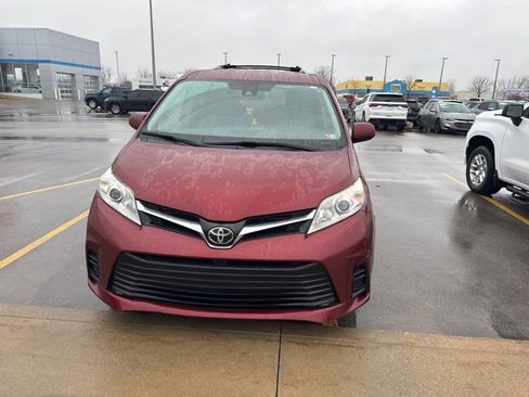 Used 2018 Toyota Sienna LE image 2