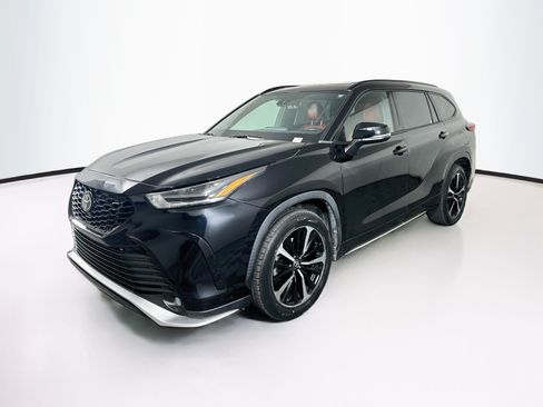 Used 2021 Toyota Highlander XSE FWD image 3